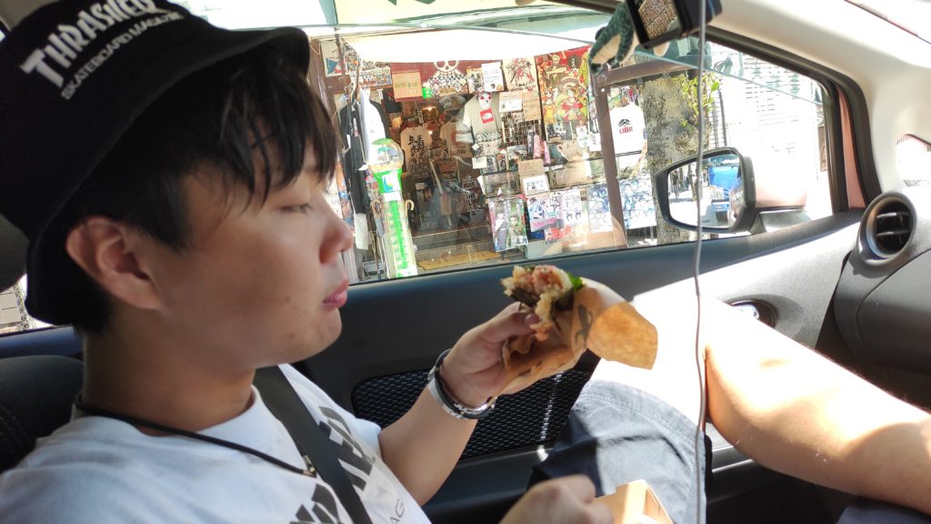 車の中で明太子おにぎりを食べながら福岡から出ます