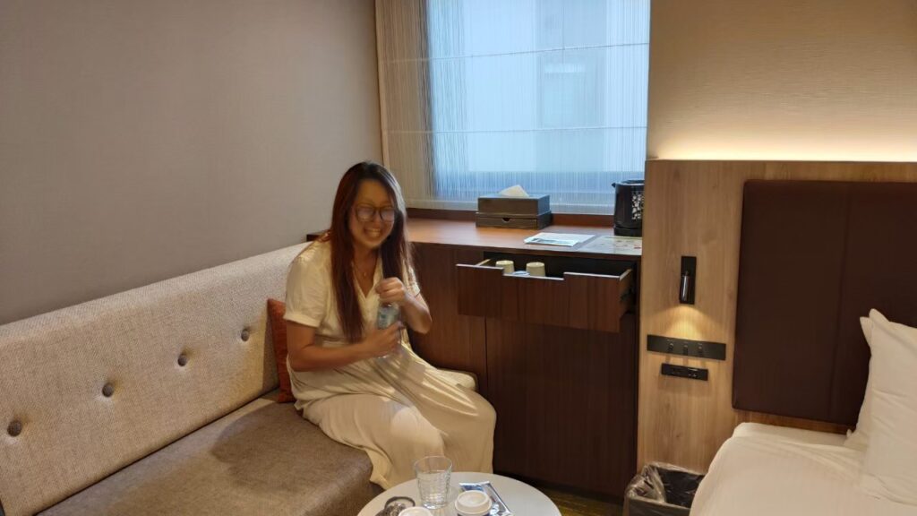 ホテルフォルツァ金沢の部屋は広くてソファもありくつろげる